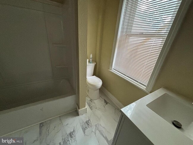Photo - 130 E 4th St