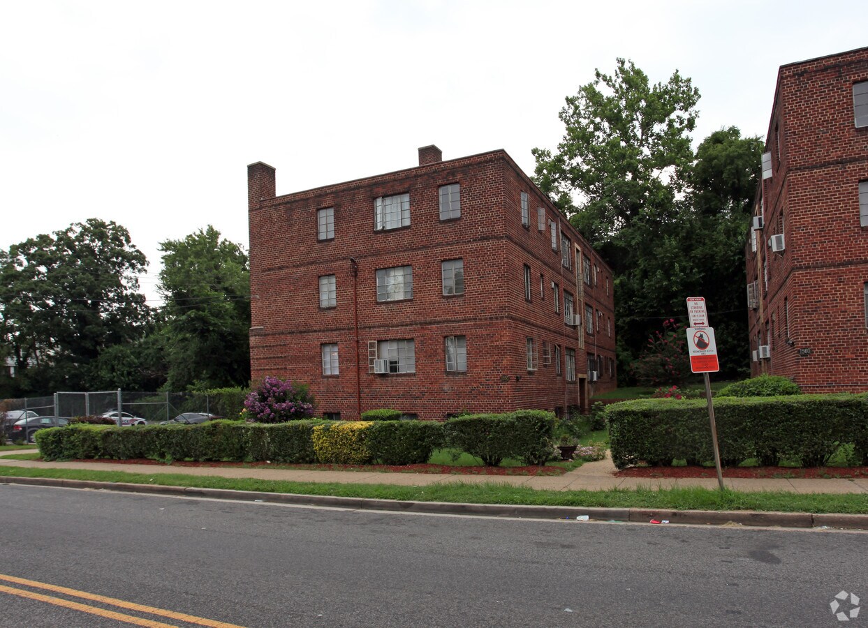 Primary Photo - 1550 27th St SE Apartments