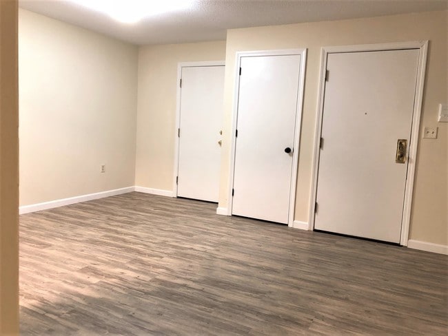 Dining - 5 Autumn Leaf Dr Unit 21