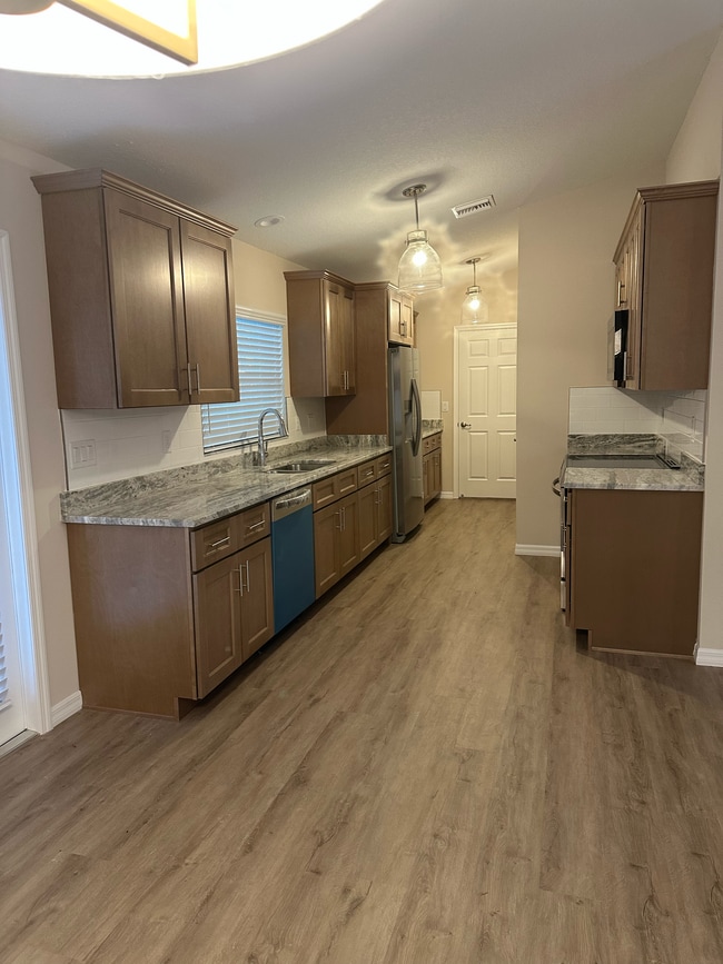 Building Photo - Royal