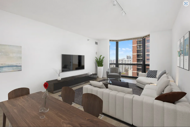 Building Photo - 1021 N Dearborn St Rental