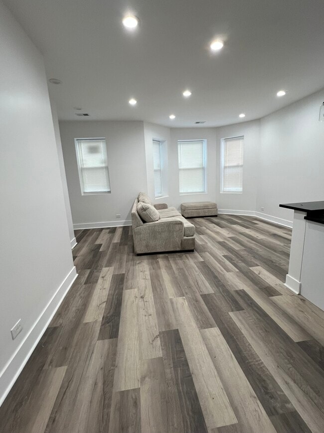 Building Photo - 3626 W Grenshaw St Unit 1