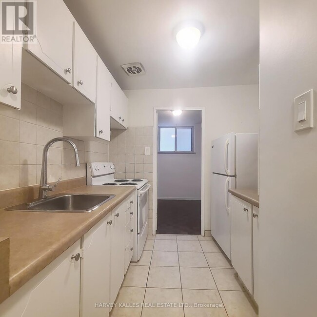Photo - 570 Eglinton Ave W Unit 4