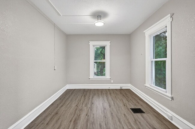 Photo - 812 7th St SE