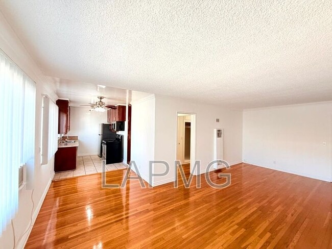Photo - 956 Wilcox Ave