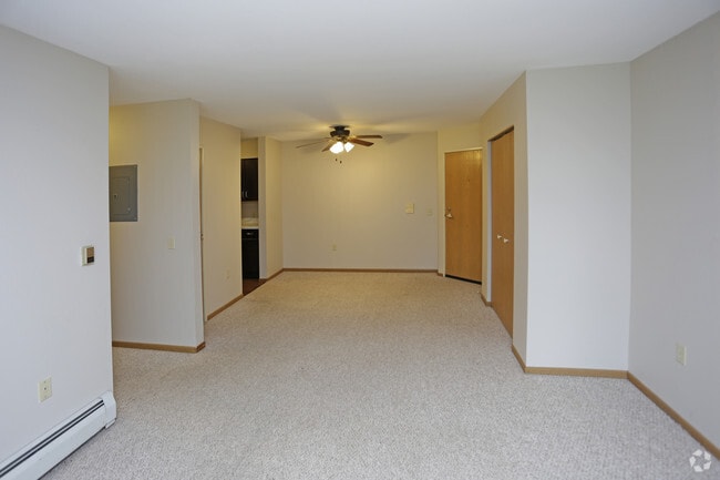 3BR, 1BA - 1,036 SF