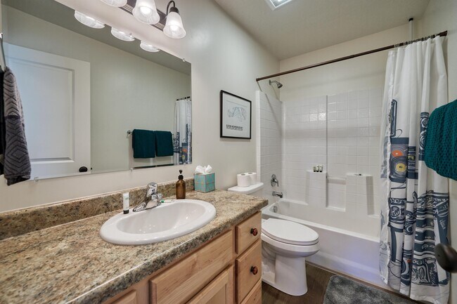 Photo - 527 E 6th St