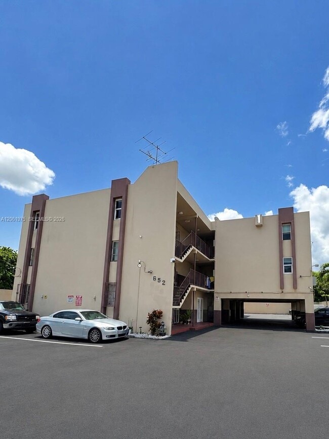 Building Photo - 652 NW 3rd St Unit 306