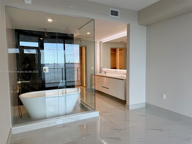 Photo - 700 NE 24th St Unidad 406