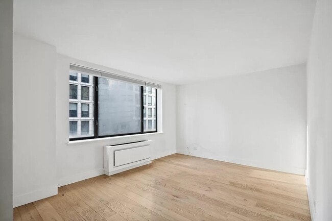 Photo - 30 W 61st St