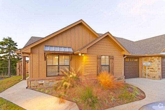 Building Photo - COMING SOON! 3 Bed 2 Bath Duplex in West T... Rental