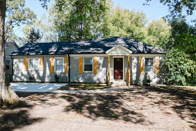 Newly Renovated! - 2429 Remount Rd House