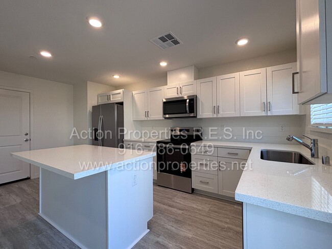 Photo - Amoruso Ranch Roseville: Brand new Solar DR Horton 4 Bedroom 2.5 Bath, Open Floor Plan,