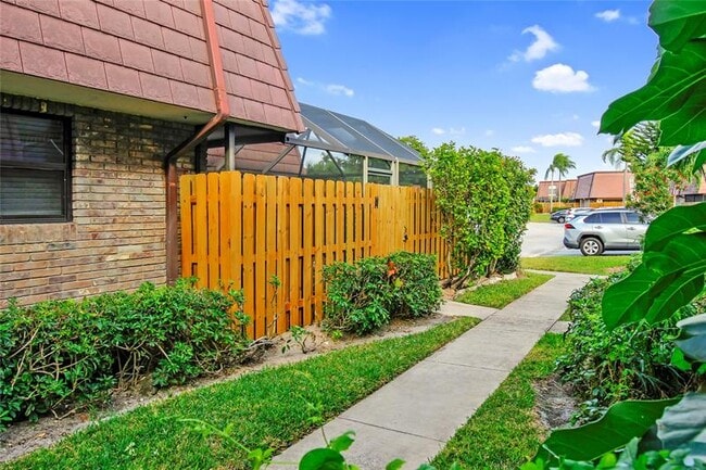 Photo - 7801 Courtyard Run W