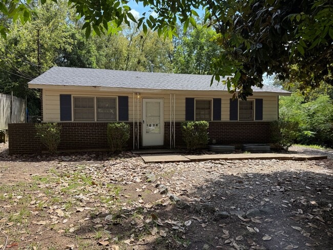 Building Photo - SELF TOURING AVAILABLE - Nice House with F...