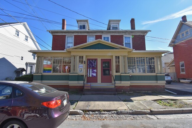 Large 3 Bedroom + Bonus Room with Laundry ... - Large 3 Bedroom + Bonus Room with Laundry ... House