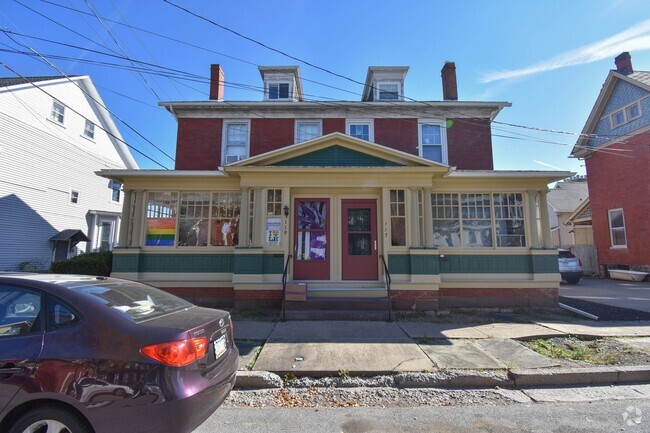 Building Photo - Large 3 Bedroom + Bonus Room with Laundry ... Rental