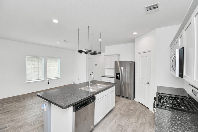 Photo - 5443 Pinetree Cres Ln