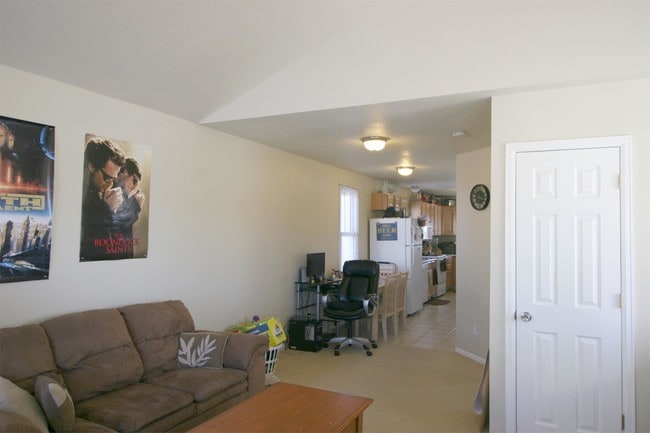 Photo - 423 E 6th St