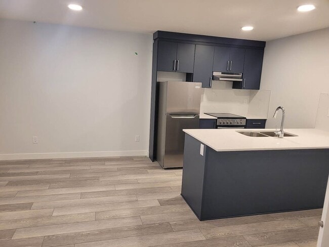 Photo - 20514 16A Av NW