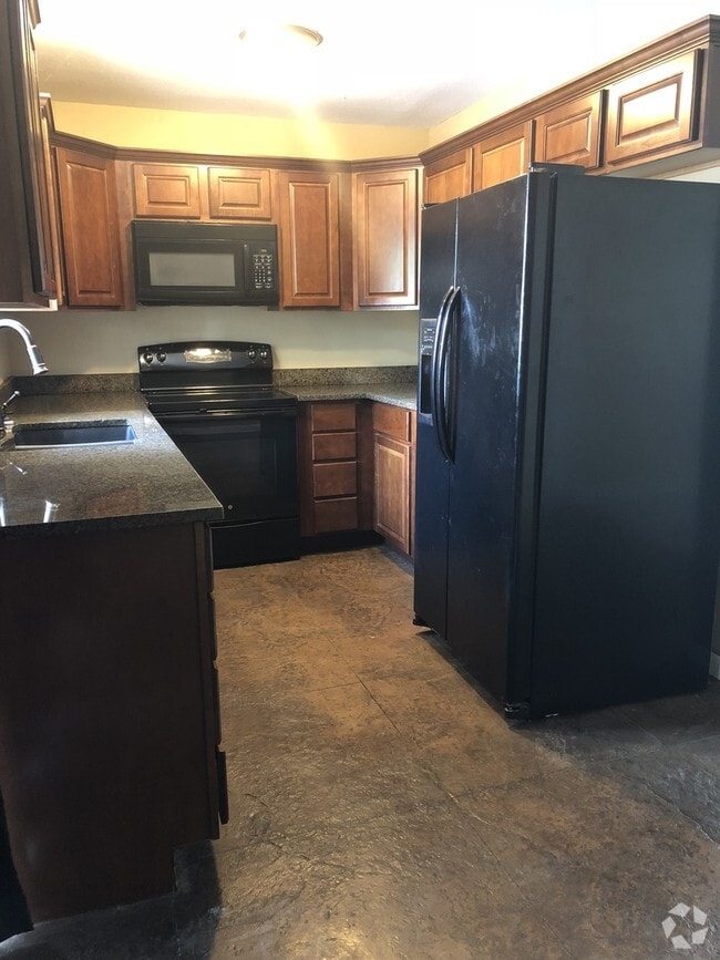 Building Photo - 4BR 2BA Home Corner Lot!