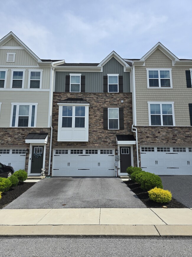 Building Photo - 1066 Rosecroft Ln Rental
