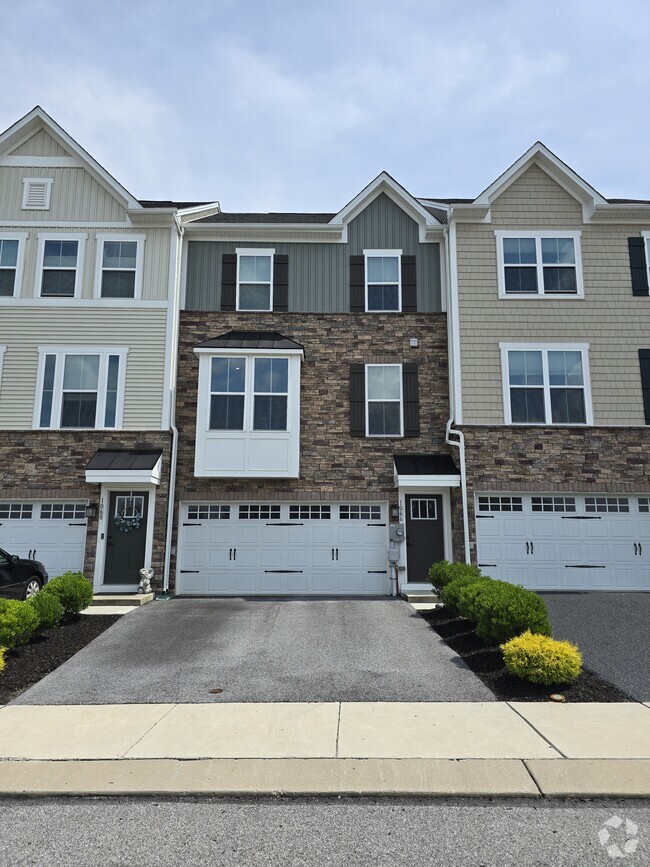 Building Photo - 1066 Rosecroft Ln Rental
