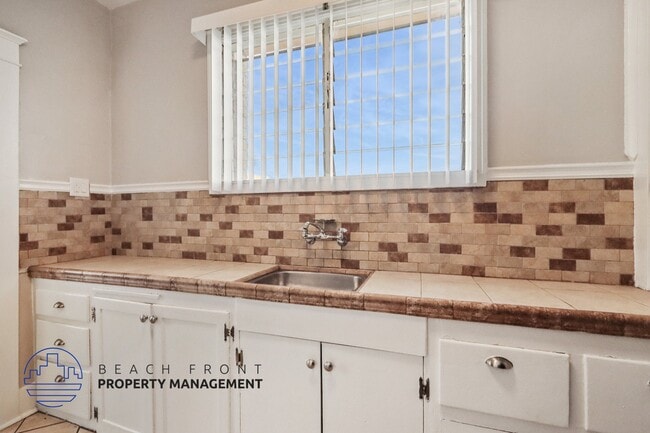 Building Photo - 1141 Pine Ave