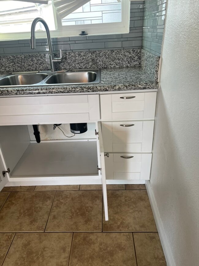 Photo - 3041 1/2 franklin Unidad 3041 half