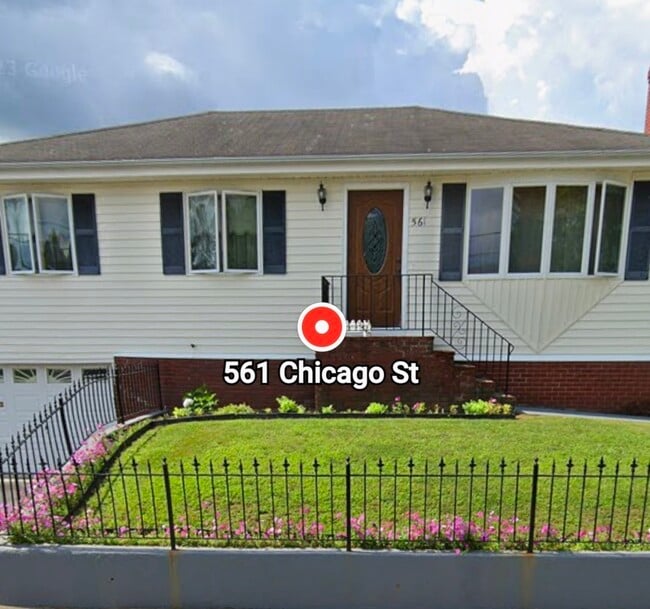 Building Photo - 561 Chicago St