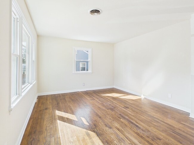 Photo - 954 Kingsway Rd