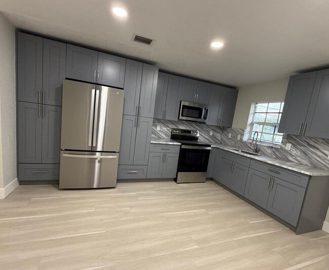 Building Photo - 1215 NW 2nd St Unit 0