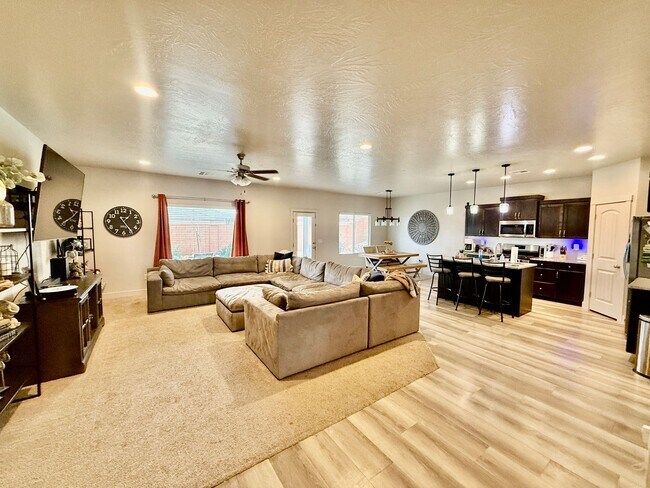 Photo - Lovely Pet Friendly 3-BR + Office in Sage Canyon