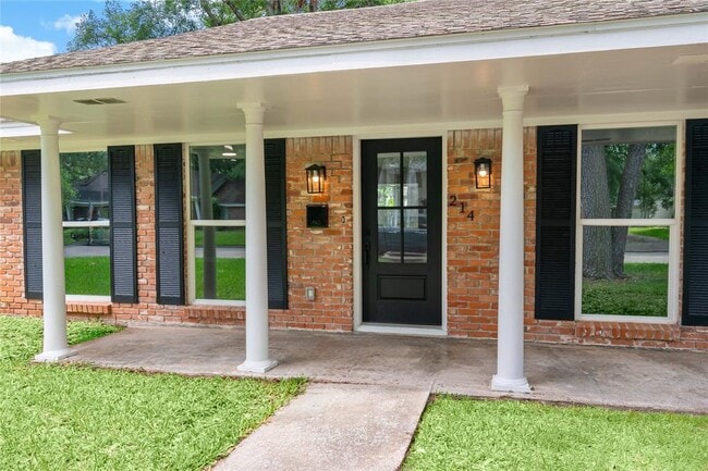 Building Photo - 214 Whispering Oaks Dr Rental