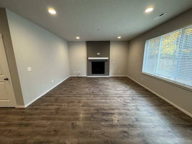 Photo - 5 Bedroom Camas Home, Spacious, Fenced Bac...