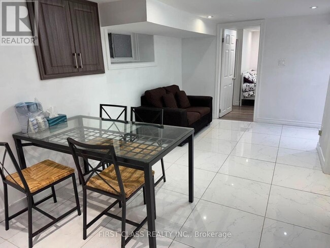 Photo - 524 Bathurst St