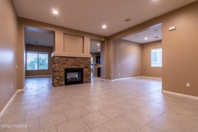 Building Photo - 12565 N Golden Mirror Dr