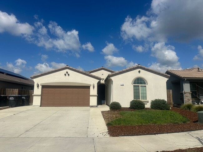 Newer home in desirable part of Visalia!! - Newer home in desirable part of Visalia!!