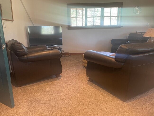 Building Photo - 16075 Fox Ridge Cir Unit Studio apartment