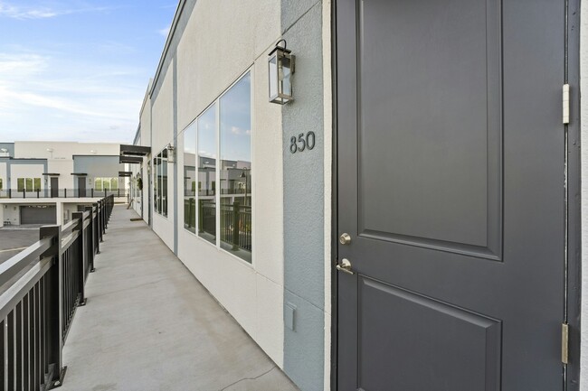 Building Photo - 850 TETBURY Lp Unit 850