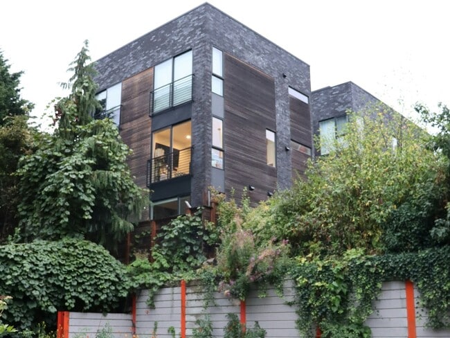 Building Photo - 511 11th Ave E