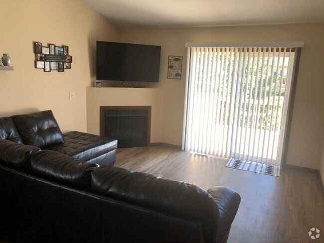 Living room - 339 Railroad Ave Rental