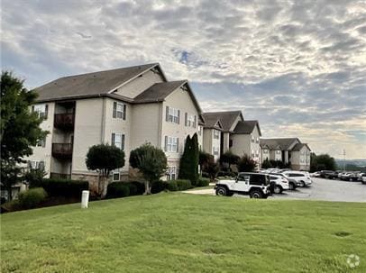 Building Photo - 3 bed, 3 full bath student housing availab... Rental