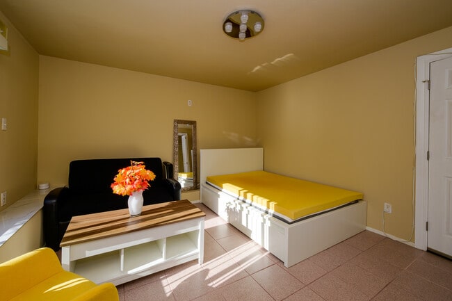 Building Photo - 2733 Ortega St Unit A