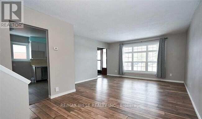 Photo - 323 Centre St