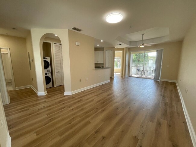 Building Photo - ANNUAL RENTAL - 2 BED + DEN / 2 BATH 2ND F... Unit 202