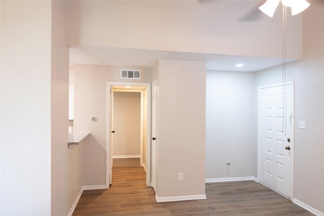 Photo - 2021 Spenwick Dr Unidad 624
