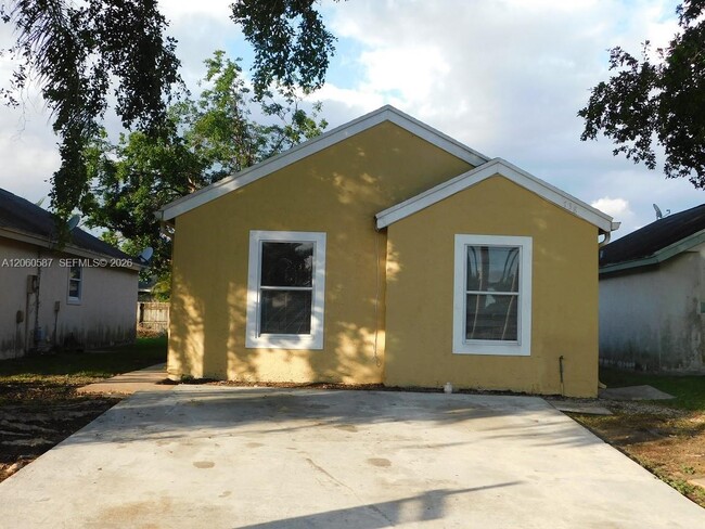 Building Photo - 738 SW 9th St
