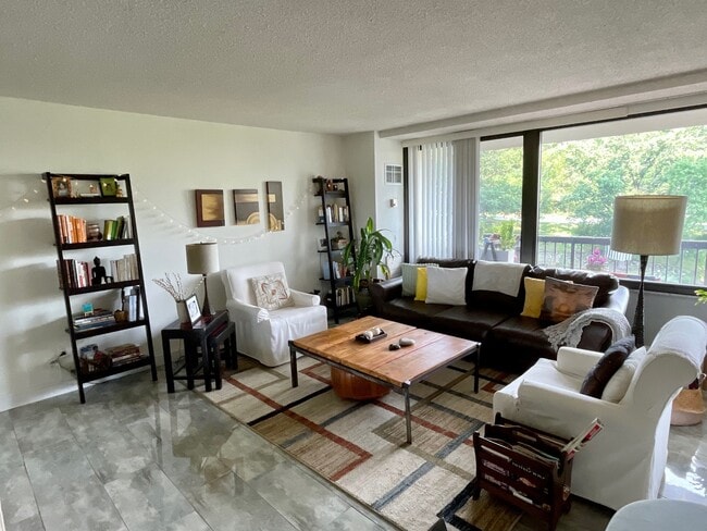 Building Photo - 5500 Holmes Run Pky Unit 217