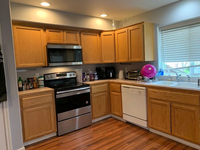 Photo - Spacious 4 bed/2.5 Bath Single Family Home Hillsboro